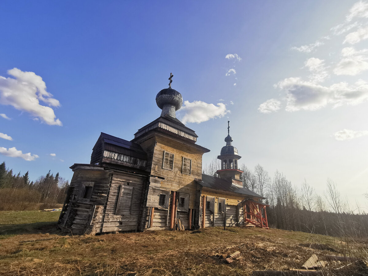 Дождётся ли восстановления церковь Алексия, человека Божия? Урочище Куртяево Мест в Архангельской области, куда можно проехать на машине, не так уж и много.