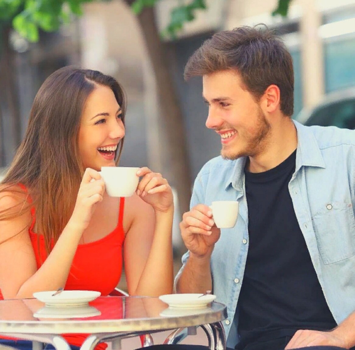 Парень и девушка на свидании. Парень дарит цветы. Встретились на улице. Хочу общения с девушкой. Мужчина в ресторане.