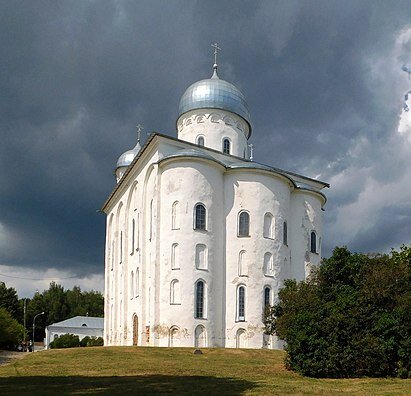 Георгиевский Собор Юрьевского монастыря Великого Новгорода, построен в 1119-1130 гг. (фото из статьи энциклопедии, https://upload.wikimedia.org/wikipedia/commons/thumb/c/cf/Великий_Новгород._Юрьев_монастырь._Георгиевский_собор.jpg/411px-Великий_Новгород._Юрьев_монастырь._Георгиевский_собор.jpg)