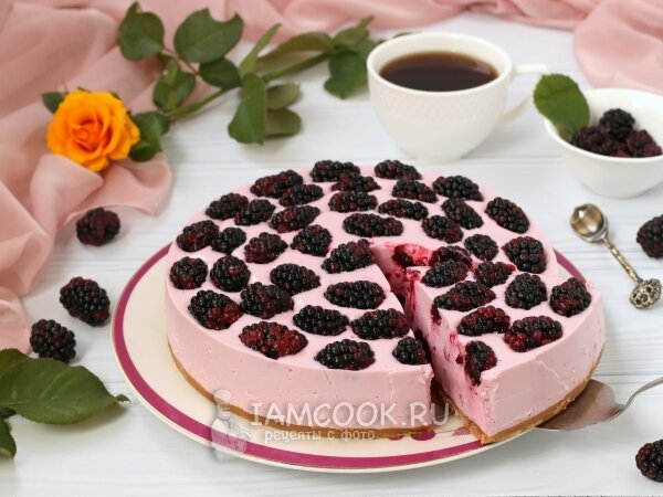 Летние торты чаще всего готовят со свежими ягодами. Они получаются очень красивыми, яркими и вкусными. Использовать можно абсолютно любые ягоды: клубнику, малину, ежевику, вишню и т.д.