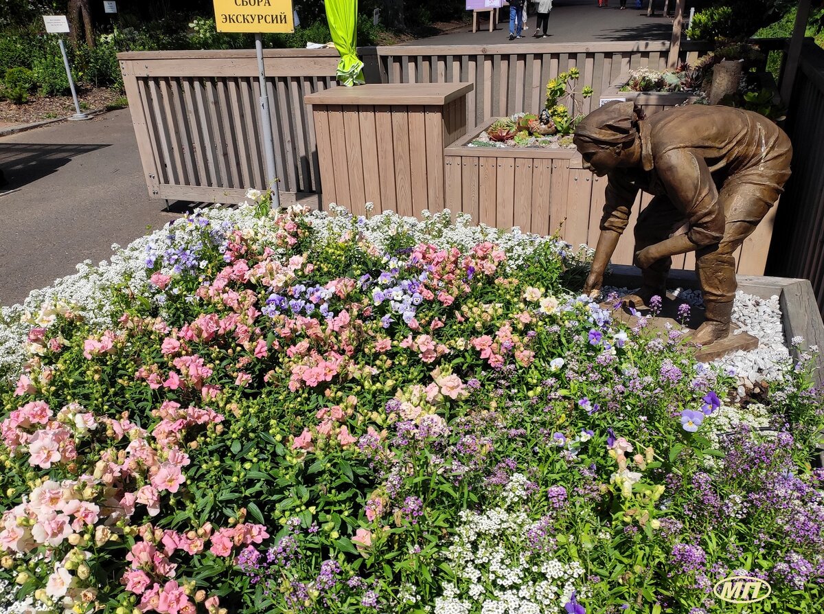 Скульптура у входа в ботанический сад