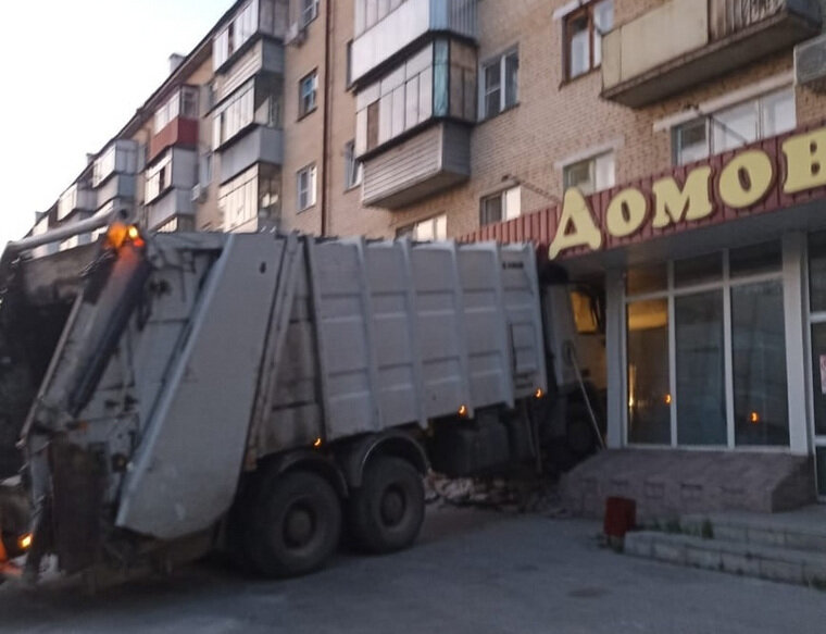    Мусоровоз въехал в витрину магазина «Домовой»
