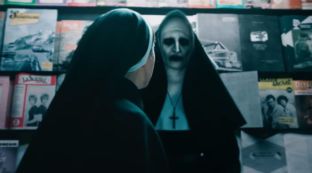     Кадр из фильма «Проклятие монахини 2» (2023)