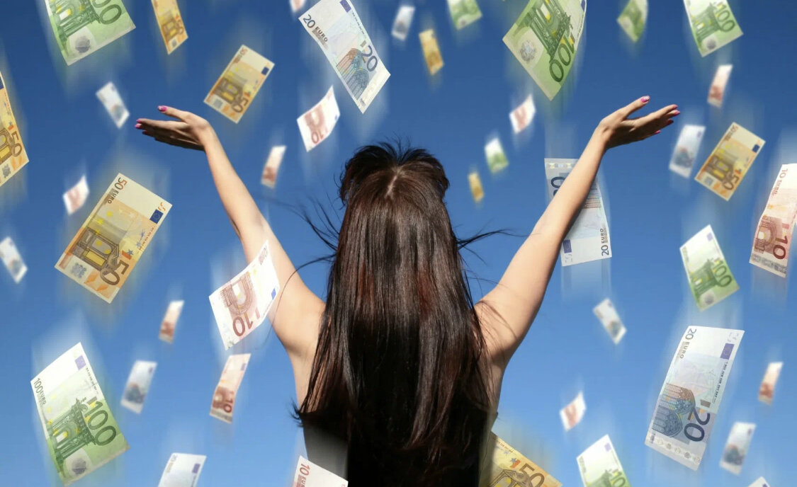 Я убеждён в том, что деньги делают человека счастливым, успешным, здоровым, красивым. Некоторые люди говорят «не в деньгах счастье» счастье например, в семье, или ещё в чём-то, так большинство людей рассуждают, ну тут сразу я хочу обозначить два момента. Первый: человек, который говорит не в деньгах счастье у него их никогда и не будет он же сказал что не в деньгах счастье значит так и есть он прав, как говорил Генри Форд, во что вы верите, то и правда. Второй момент: нужно сначала ими обзавестись чтобы такие вещи говорить. Ну я скажу так для таких людей, (чисто мой опыт, мое мнение). Я считаю что первым делом в деньгах как раз таки счастье и я в это верю, и я прав, так как во что веришь, то и правда. Представьте что у вас нет денег, всегда нужда в них, но зато у вас есть семья? Представили? Как вы чувствуете себя с семьей но без денег? Без денег, это я не имеете ввиду что у вас их нет вообще, нет, у вас они есть, вы же работаете на работе, но этих денег хватает на оплату коммунальных услуг, на еду, то есть грубо говоря нет денег на хорошую достойную жизнь. А представьте что у вас есть и деньги и семья? Представили? То есть вы можете себе позволить ну например: путешествовать с семьей четыре раза в год в разные страны, вы можете позволить одеваться в брендовых магазинах, ужинать  в ресторанах, детям дать престижное образование, которое тоже кстати стоит хороших денег, и этот список бесконечный, но если у вас этих денег нет, вы не можете ничего, поэтому первое это деньги, если ваша работа не позволяет вам прийти к таким результатам, то нужно что-то менять немедленно, нужно искать способы как заработать на такую жизнь, ведь все реально в этой жизни, если даже один человек может это все себе позволить значит этого уже достаточно. Вывод: первое это ваш рост, развитие, потому что без развитие вы не сможете много заработать, второе деньги, которые вы заработаете благодаря своему росту, и третье семья, которая будет гордится вами, будет успешная, будет вас благодарить до конца своей жизни, вот в таком порядке должно все идти а не наоборот. 
Мы с вами разобрались что деньги это одно из самых главных в жизни и не нужно эту тему избегать, она коснётся всех кого ещё не коснулась. Все упирается в деньги, так? Деньги решают где вы будете жить, как вы будете жить, на чем ездить, какую еду кушать, какую одежду носить, где отдыхать, или отдыхать ли вообще, какое образование дать своим детям и так далее, список бесконечный, то есть деньги решают на каком уровне жизни вы будете жить. Я уверен в том что абсолютно каждый человек на Земле хочет жить лучше чем он живёт сейчас, каждый хочет путешествовать по Миру, каждый хочет классную машину, каждый хочет детям дать хорошее образование, каждый хочет кушать в дорогих ресторанах, носить ту одежду которую он хочет, жить в том доме который хочет, каждый хочет зарабатывать больше, большинство людей хотят уволиться с работы и найти что-то другое с зарплатой побольше, каждый хочет стать богатым, счастливым, успешным, красивым, тот кто говорит что всего этого не хочет, он врет наглым образов не только себе, но ещё и своей семье, говоря что нам и так хорошо, все устраивает, работая например за 50.000 рублей в месяц говорит все устраивает, хотя у него двое детей, жена в декрете, денег хватает только на еду и на оплату услуг, ребята это называется самообман в который вы когда-то поверили. Это очень плохо на самом деле, и что теперь дать вам в руки флаг с надписью «Меня все устраивает»? А что скажите своим детям потом? Ваш папа или ваша мама не смогли? Ребята, с этим нужно что-то делать!  Почему не каждый может так жить как я перечислил выше? Потому что нет денег, не может человек себе этого позволить. Почему люди не могут себе этого позволить? Потому что люди упорно работают 24/7 ради зарплаты, в основном разговоры у людей только об этом, зарплата, работа, зарплата, работа, вернёмся, то есть люди упорно работает ради ЗП, которая покрывает только базовые потребности, оплату услуг, еда, и не всегда ещё на хорошую еду, то есть у большинства людей нет денег на свои цели, хотелки.
Я Мы с вами разобрались что деньги это одно из самых главных в жизни и не нужно эту тему избегать, она коснётся всех кого ещё не коснулась. Все упирается в деньги, так? Деньги решают где вы будете жить, как вы будете жить, на чем ездить, какую еду кушать, какую одежду носить, где отдыхать, или отдыхать ли вообще, какое образование дать своим детям и так далее, список бесконечный, то есть деньги решают на каком уровне жизни вы будете жить. Я уверен в том что абсолютно каждый человек на Земле хочет жить лучше чем он живёт сейчас, каждый хочет путешествовать по Миру, каждый хочет классную машину, каждый хочет детям дать хорошее образование, каждый хочет кушать в дорогих ресторанах, носить ту одежду которую он хочет, жить в том доме который хочет, каждый хочет зарабатывать больше, большинство людей хотят уволиться с работы и найти что-то другое с зарплатой побольше, каждый хочет стать богатым, счастливым, успешным, красивым, тот кто говорит что всего этого не хочет, он врет наглым образов не только себе, но ещё и своей семье, говоря что нам и так хорошо, все устраивает, работая например за 50.000 рублей в месяц говорит все устраивает, хотя у него двое детей, жена в декрете, денег хватает только на еду и на оплату услуг, ребята это называется самообман в который вы когда-то поверили. Это очень плохо на самом деле, и что теперь дать вам в руки флаг с надписью «Меня все устраивает»? А что скажите своим детям потом? Ваш папа или ваша мама не смогли? Ребята, с этим нужно что-то делать!  Почему не каждый может так жить как я перечислил выше? Потому что нет денег, не может человек себе этого позволить. Почему люди не могут себе этого позволить? Потому что люди упорно работают 24/7 ради зарплаты, в основном разговоры у людей только об этом, зарплата, работа, зарплата, работа, вернёмся, то есть люди упорно работает ради ЗП, которая покрывает только базовые потребности, оплату услуг, еда, и не всегда ещё на хорошую еду, то есть у большинства людей нет денег на свои цели, хотелки.
Я уверен в том, что деньги решают 95% всех проблем, большинство проблем у людей случаются из-за денег, из-за нужды в деньгах, из-за отсутствия их, но хочу отметить что не деньги в этом виноваты, а сами люди, которые просто не научились зарабатывать. Изменилась бы ваша жизнь если вы к примеру с завтрашнего дня начали бы зарабатывать 2000-3000$ в месяц? Это где-то 150-200 тысяч рублей в месяц, конечно бы изменилась, и настроение было бы другое, и некоторые проблемы денежные бы решились, и так далее, к чему я это все друзья? Не надо себя обманывать что у вас все хорошо, что 30 или 50 тысяч рублей вас устроит, я же не думаю что вы бы до конца своей жизни согласны столько получать? Нет конечно, а ждать что что-то когда-то случится, с небо упадёт 1000.000$ или вы выиграете в лотерею не стоит, именно поэтому надо действовать! Так же 95% семейных ссор, проблем, тоже связаны с деньгами, на это не хватает жена кричит мужу, на то, из-за этого и получаются большинство разводов, но можно же с этими проблемами покончить раз и навсегда, можно же избавиться от нужды в деньгах, нужно просто выбираться из этой ямы. Люди, которые говорят не в деньгах счастье, это банальная отговорка, они просто защищают свою бедность, свою нищенскую жизнь и ничего не хотят делать. 
Давайте не будем глупцами? Зачем вас родите отправляют в садик, а потом в школу, а потом в институт? Какой за этим всем конечный результат? Ну конечно же деньги! После института вы ищите работу, так? Работу для чего? Ну наверное чтобы получать зарплату, так? Конечный результат это зарплата, то есть деньги, а деньги для чего нужны вам? Ну наверное чтобы как-то жить, да? или выживать? Деньги нужны для того чтобы жить жизнью мечты это моё железное убеждение, да, я не стал пока богатым человеком, но на пути к этому, я считаю что имею право писать эти строки так как знаю о чем говорю, уверен в том что я говорю, и практик своего дело. Я в своё время поменял мышления, и пишу эти строки чтобы помочь как можно большему числу людей поменять мышление. Мышление это одно из самых главных составляющих на пути к успеху. У меня к вам вопрос, это ваш предел? То как вы живёте сейчас вас действительно все устаревает? Если да, то эти строки вам не помогут, можете не читать, занимайтесь своими делами, но если вы готовы, если вы голодные до успеха, то продолжайте чтение друзья, со мной вам придётся расти, отказаться от некоторых вредных привычек, со мной придётся делать действия на пути к успеху. Факт в том, что в школах и институтах не учат такому предмету как «деньги» не говорят ничего об успехе, о том как стать богатым, успешным, почему так? Потому что те, кто преподают они об этом тоже ничего не знают, учителя это просто работники в чьей-то системе, они работают ради зарплаты и учат детей в школе тому, чтобы тоже работать ради зарплаты, я ничего против учителей и преподавателей не имею, они хорошие люди, умные, но бедные, потому что ничего не знают о деньгах, о том как создавать бизнес, как строить свою систему, один мой знакомы сказал, Макс, либо ты работаешь в чужой системе либо ты создаёшь свою, либо ты строишь чужой бизнес работая 24/7 на дядю, либо ты создаёшь свой. Я понял то, что мы в любом случае создаём бизнес, только вопрос чей? Я думаю друзья, что лучше свой бизнес создавать чем чужий, но делайте выводы сами, у каждого выбор свой. Просто время оно пройдёт, и в конце останется только результат. Теперь вопрос в другом, что делать если в школах и институтах не учат тому как стать успешным и богатым? Друзья это самообразование! Как говорил один очень богатый человек, образование способствует только выживанию, а самообразование приведёт вас к успеху! Я уверен в том, что только самообразование, знания, навыки, помогут достигать всех ваших целей, стать самостоятельными и никогда не нуждаться в деньгах. Хочу отметить тот факт, богатый это тот человек на кого работает система, либо сеть, либо люди либо деньги точка. Если человек работает на кого-то, то есть на дядю, или работает сам на себя, то этот человек никогда не станет богатым, этот факт твёрд как камень. А кто такие люди, которые работают сами на себя? Ну например: сантехник, электрик, таксист, юрист, адвокат, малый бизнес, если вы самозанятый. Бедные люди обменивают своё время на деньги, то есть продают себя начальникам, боссам, продают своё время драгоценное и ценное, богатые люди покупают своё время за деньги нанимая людей на работу, то есть тех, кто продаёт своё время. Да друзья именно так, время это самый ценный и драгоценный ресурс в жизни, богатые люди в своё время это поняли, и я это понял, и хочу чтоб как можно больше людей это поняло и начало что-то делать! 
У некоторых людей не правильное понимаете о том, что человек богатый, о успехе, ведь стать богатым это не значит выиграть в лотерею или что-то ещё, богатым быть это значит стать им, это мышление, это создание себя, это значит пройти определённый путь, разные препятствие, богатым быть это не в деньгах, это в мозгах, это ваши мысли, а деньги это уже результат вашего труда. У бедных людей результат такой в деньгах, их нет, потому что они ничего не делали, ничего не создавали, ничего не отдавали, у богатых результат такой, они что-то создавали, что-то отдавали, занимались благотворительностью даже когда у них ничего не было. Ну вернёмся к нашей теме, некоторые мне задают вопрос, Макс ты же занимаешься бизнесом, а где твой мерседес? Почему ты ездишь на маршрутке? То есть они смотрят на то, что у меня есть, я иногда шутя отвечаю этим людям, хватит уже смотреть на мои носки! Некоторым не нравятся мои ответы, но это их проблемы. Когда вы начинаете заниматься бизнесом друзья, не важно в какой сфере, это говорит о том, что вы уже отличаетесь от большинства, вы встали на другой путь, будет недопонимания со стороны окружающих смиритесь с этим, люди которые задают мне подобные вопросы, я понимаю что у них мышления пока что бедняков, это нормально, я на них не сержусь, просто они не понимают какого это идти по другой дороге, преодолевать разные препятствия, они не понимают что это не быстрый результат. Люди с мышлением бедных всегда хотят быстрых результатов, именно поэтому ищут разные легкие схемы для обогащения, но мой вам совет, не нужно этим заниматься друзья, не тратьте на это время, это все игра с деньгами, вы ничему там не научитесь, просто потеряете. 
Я вам так скажу, я не видел ни одного успешного человека, который быстро и легко стал богатым с нуля, если где-то это и есть, то это случай один на миллион, но не считая родительского наследства. По поводу наследства, есть двух видов, настоящее и не настоящее, не настоящее, это где вам что-то дали уже готовое но без знаний, например квартира от бабушки досталась или ещё что-то, вы получили, но вы по прежнему бедны, настоящее это когда вам ваши богатые родители, бизнесмены ничего не дали, но они вас научили как зарабатывать, как создавать бизнес, то есть настоящее наследство это знания благодаря которому вы сами все себе создадите, поэтому моя вам рекомендация, создавайте себя, приобретайте знания и передавайте своим детям. Вернёмся, не видел ни одного успешного человека который быстро и легко стал богатым, за успех нужно заплатить цену, и это цена не в деньгах, это цена временем и вашем усердием, большинство успешных людей, начали свой путь в бедности, у них не было ничего от слово совсем. Кто знает историю Сильвестра Сталлоне? Он семь долгих и голодных лет чистил клетки львов, пока ему не одобрили актёрскую деятельность, а историю Конора Макгрегора? А Говарда Шульца основателя сети «Старбакс»? Ему банки 242 раза отказывали в кредите, а Усейн Болта? Он тренировался 4 года чтобы поставить мировой рекорд 100 метров за 9,58 секунды, а что вы скажите про Ника Вуйчича, который без рук и без ног, но он миллионер? наверное кто-то из скептиков может сказать что ему просто повезло, да нет друзья, посмотрите его путь, и таких примеров очень много, все эти люди заплатили цену за свою свободу, за свой успех, так устроено в жизни, что за свободу нужно платить, но не деньгами, если бы свобода стоила денег, я думаю были бы все счастливы. Если вы работаете по принципу дом-работа-дом-работа-бытовуха-поесть-поспать-сходить в туалет, это не свобода друзья, это плохо, но так конечно легче, выбор за вами! 
Если вы сегодня думаете что у вас все хорошо, все устаревает, это всего лишь означает что вы пока сытые, пока жизнь не нагнула вас, я это говорю с большой уверенностью, но придёт время и жизнь нагнёт каждого человека, вопрос просто времени, но лучше конечно к этому подготовиться, не так ли, чем ждать? 
Если вы хотите всю жизнь нуждаться в деньгах, быть бедным, нигде не побывать, просто жить по принципу поел, поспал, сходил в туалет, то тогда можно ничего не менять, оставайтесь в своём положении, удачи вам, но если вы не хотите так жить, и вы понимаете, что ваша работа, или то, чем вы занимаетесь не приведёт вас к вашим целям, то нужно немедленно что-то менять. 
Все результаты, которые у вас есть-это ваши действия, которые вы делали 5-3-1 год назад и вчера, действия приводят вас к результатам, то что вы сегодня делаете, вас это приведёт к тому чего вы хотите через 3-5 лет например? Если да, делайте! Если нет, меняйте что-то. Отмотайте вашу жизнь хотя бы на 1-2 года назад и сравните, что-то поменялось? Если нет, меняйте! 
Вот вам мои рекомендации от души:
1)Ищите людей, которые голодные, которые хотят что-то в этой жизни изменить и присоединяйтесь к ним. Не смотрите на то, что у них есть, смотрите на то что у них в голове, какие цели, какое видение, эти люди приведут вас к успеху 100%
2)Избавьтесь от неудачников, всех кто тянет вас на дно, мы продукты своего окружения, окружение либо бедное либо богатое, я про мышление имею ввиду, с теми кто тянет вас на дно с ними у вас не будет ничего 100%
3)Засуньте своё ЭГО, гордость в одно место, и достаньте когда будут лучшие времена, а лучше вообще не доставайте! 
Действуйте! 

Вот собственно получился такой рассказ, если это поможет хоть одному человеку это значит что я уже на правильном пути, это значит все это не зря, в моих целях есть написание книги, я исполню эту цель после 30 лет, хочу чтоб моя книга стала бестселлером. 
