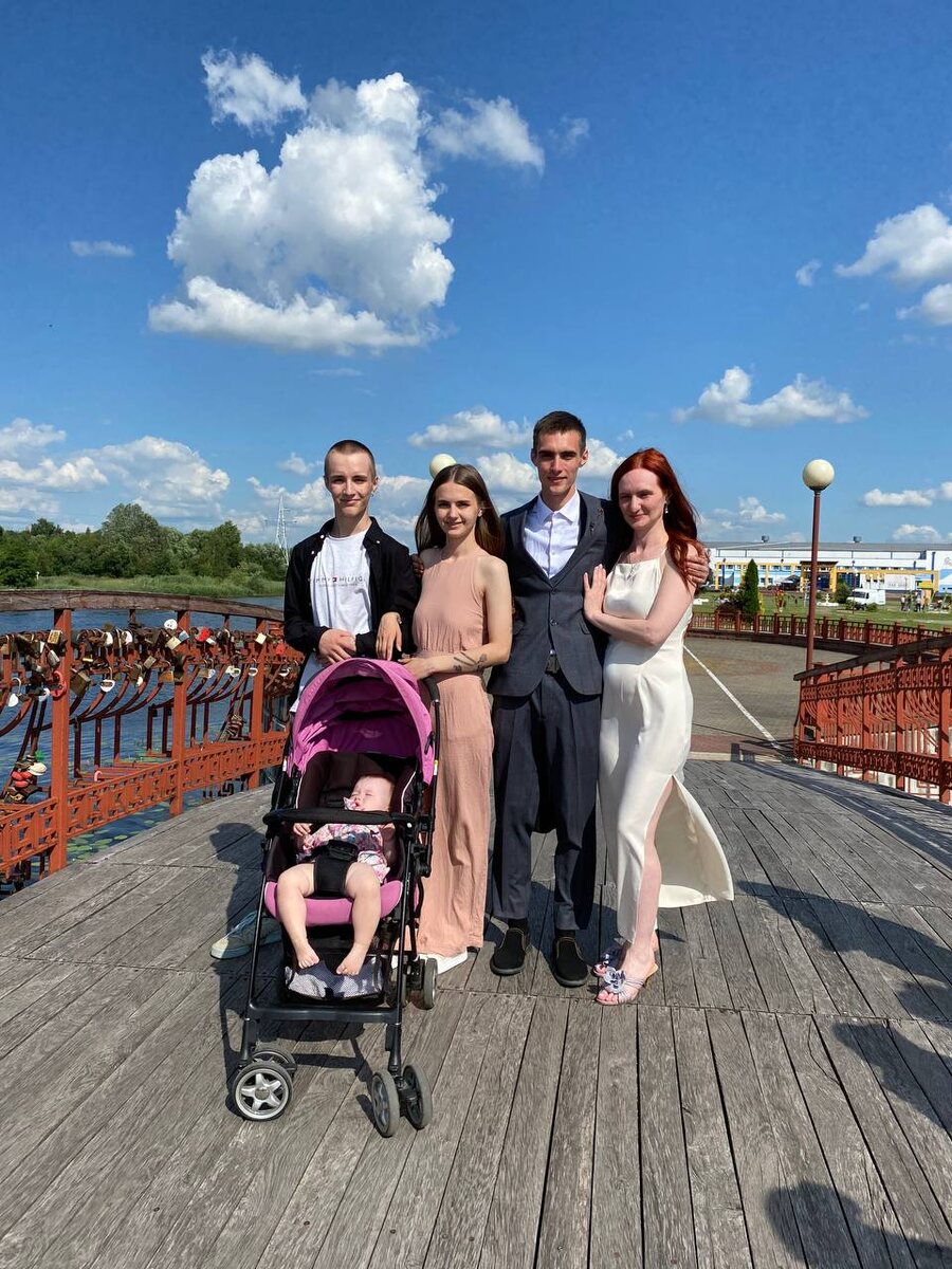 Я со своими тремя детками и внученькой🥰