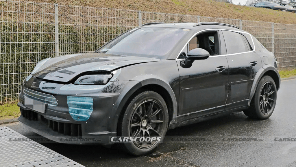    Porsche Cayenne EV 2026 / © Сarscoops