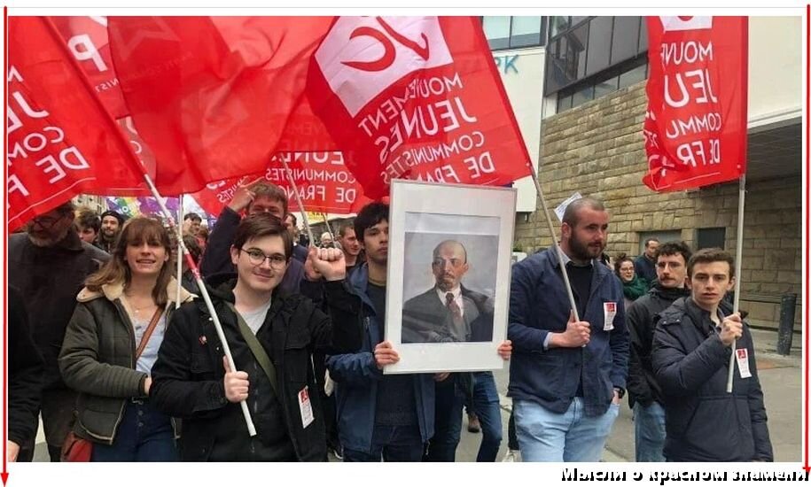 Во время парада победы обязательно торжественно выносят Красное Знамя. Напоминая всем, что под этим знаменем Красная Армия разбила полчища фашистов.-3