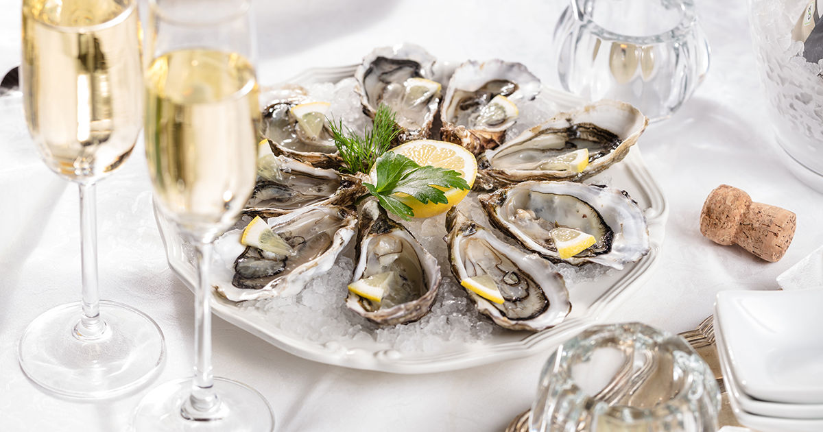 белое сухое вино под устрицы 5 букв. устрицы и белое вино. какое вино пьют с устрицами. французская кухня кухня бедняков. устрицы с шампанским.