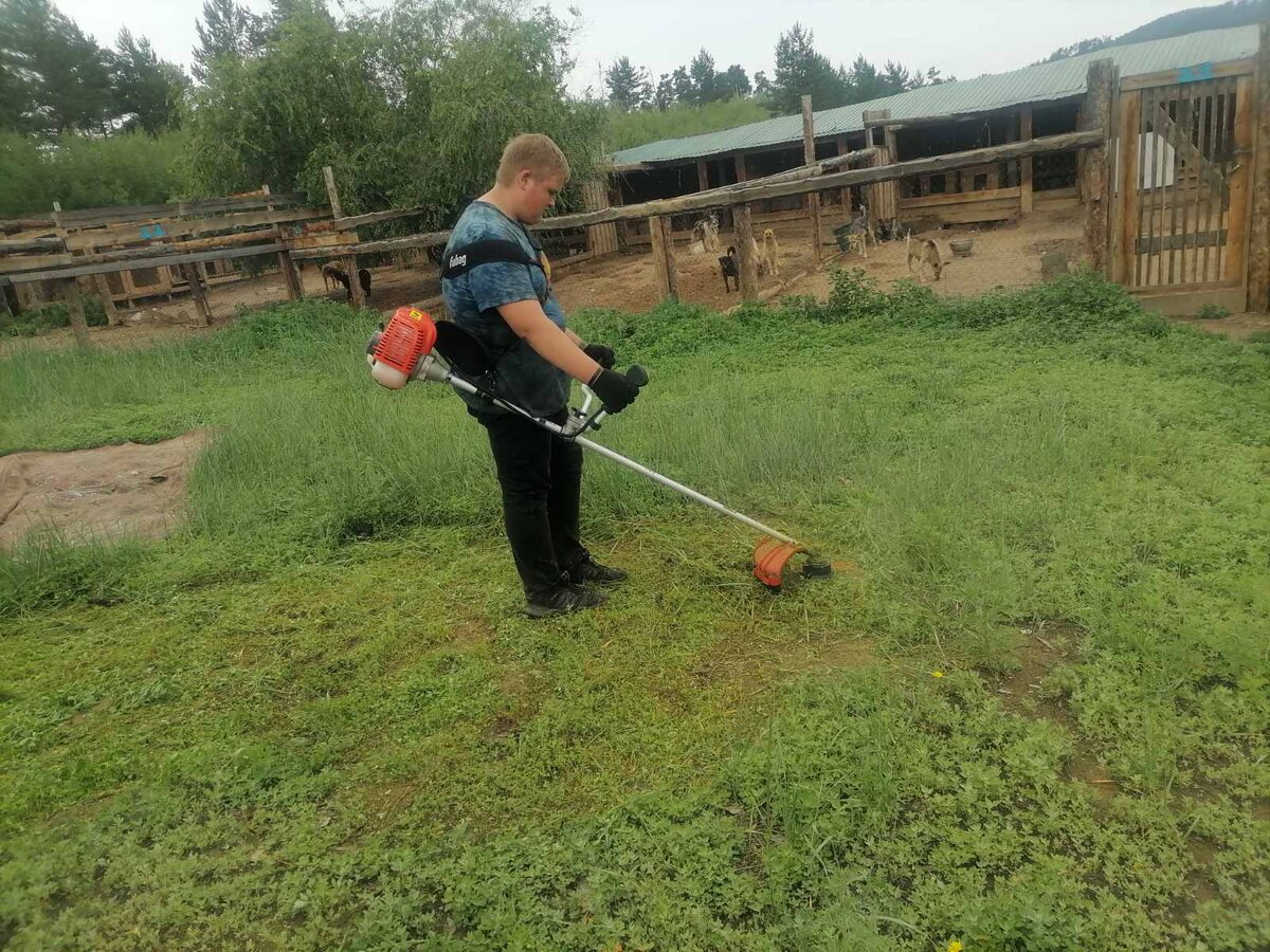 Никита борется с травой