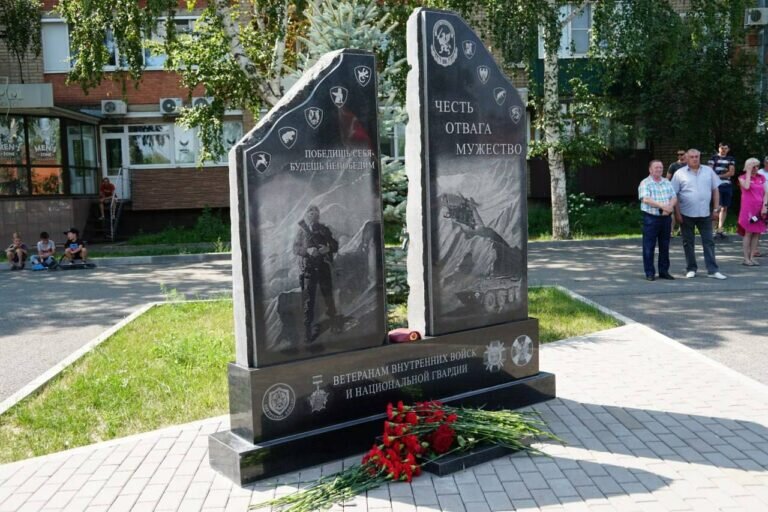    В Бузулуке у «Вечного огня» открыли памятник ветеранам внутренних войск Андрей Севостьянов