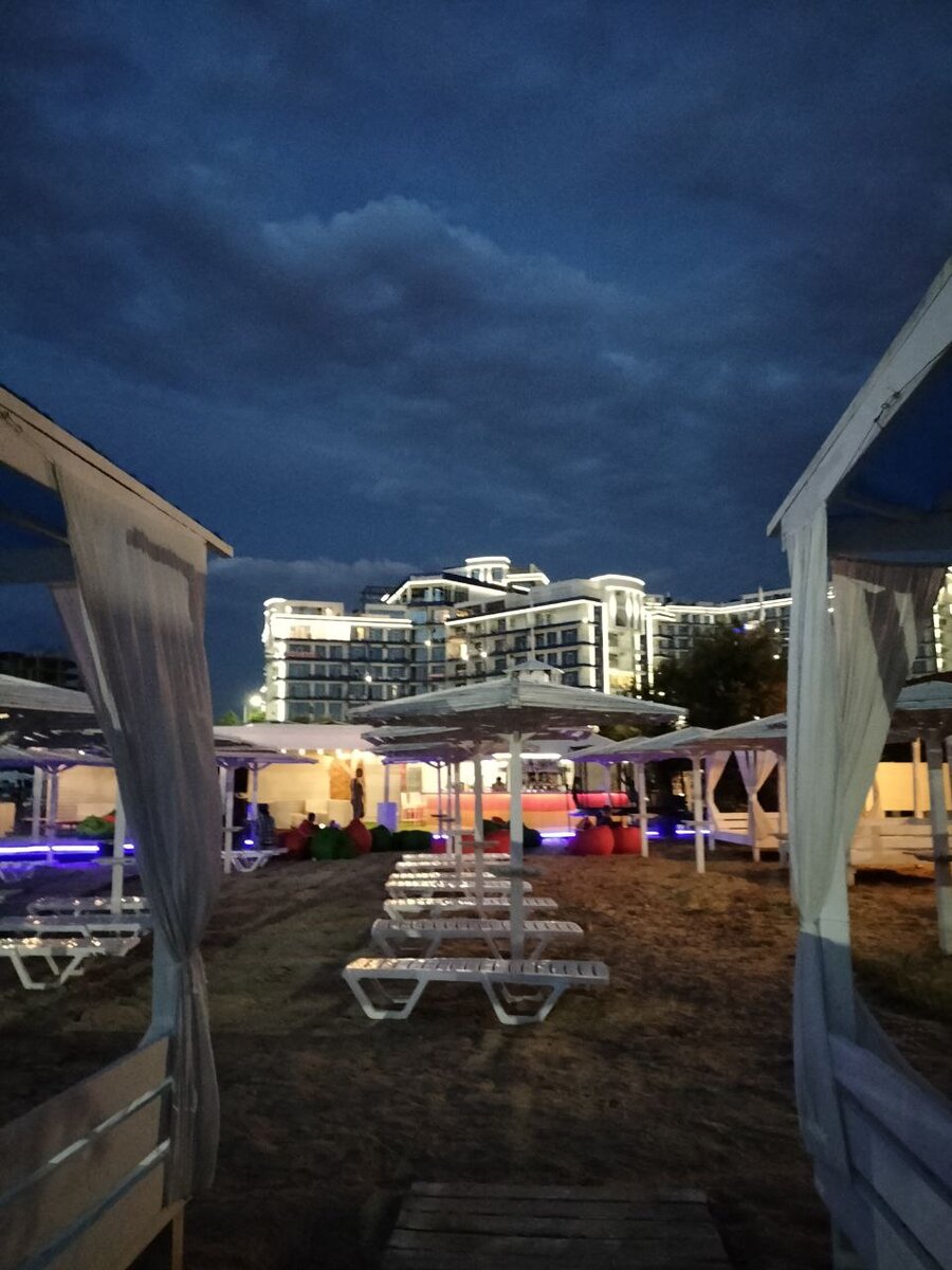 Кафе на пляже работает, но посетителей почти нет. 