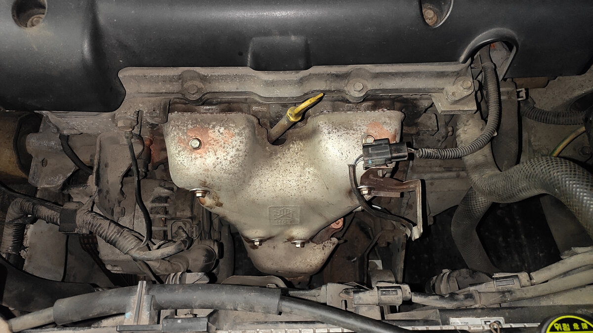 В сотах катализатора происходит процесс нейтрализации. По сути - это догорание токсичных газов в каналах катализатора. Этот процесс идет с выделением тепла, поэтому катализатор закрыт защитным кожухом.