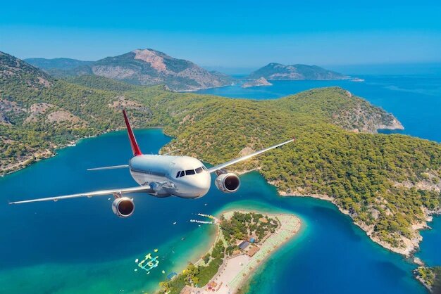 Современный авиатранспорт позволяет за пару часов преодолеть расстояние, которое столетие назад отняло бы целый месяц. Однако, самолет внес в нашу жизнь не только комфорт, но и кое-какие неудобства.

Ученые подсчитали, что 60% детей и 4% взрослых укачивает в самолетах.
Главная причина этого недуга – конфликт между тем, что сообщает вестибулярный аппарат и тем, что видят глаза.
Всё вокруг движется, но наши глаза ничего не замечают, мозг начинает разрываться, и мы ощущаем его нагрузку как обильное слюноотделение, головную боль, тошноту, раздражение от резких запахов.
Ниже приведены несколько рекомендаций, которые помогут справиться с укачиванием.

Самое главное, – это настроить себя позитивно.
Неважно, летите вы на самолете, едите на поезде, или плывете на пароходе.
Приобретая авиабилеты, думайте не о предстоящих страданиях, на борту самолета, а о месте, в которое вы летите.
Позитивный настрой – ключ к хорошему самочувствию.

Если вы предрасположены к укачиванию, то рекомендуется покупать авиабилеты первого, или бизнес класса.
Еще один лайфхак: В аэропорту, при регистрации попросите дать место ближе к середине, или впереди – там меньше амплитуда качки и вибрация.
Желательно сесть ближе к проходу и по возможности закрыть окно элюминатора.

За пару дней до полета рекомендуется провести простенькие тренировки вестибулярного аппарата: наклоны, вращательные движения туловищем и головой, зарядка по утрам – все это поспособствует дальнейшей адаптации в салоне самолета.

Накануне перелета, не рекомендуется есть тяжелую пищу, пить газированные напитки и молочные продукты.
Так же рекомендуется отказаться от курения и употребления спиртных напитков – табак и алкоголь усиливают головную боль и тошноту.

В салоне самолета займите полулежащее положение.
Когда самолет набирает высоту, не стоит концентрироваться на своих ощущениях.
Лучше переключите внимание на соседа слева, или справа.
Если в поле зрение человек, которого укачало – не смотрите на него, будет только хуже.

Если вы вдруг почувствовали признаки легкого поташнивания – сделайте глубокий вдох через нос (4 секунды), затем выдох через рот (4 секунды) и так 8-10 раз.
Потом, оботрите лицо смоченной в холодной воде салфеткой.

После того, как вы оказались на земле, не торопитесь сразу прыгнуть в такси, или автобус.
Постойте на воздухе и посмотрите на небо.