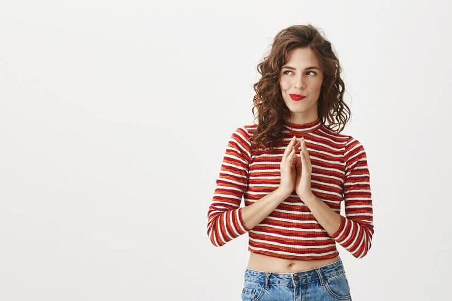 Девушка размышляет. Фото источник: freepik