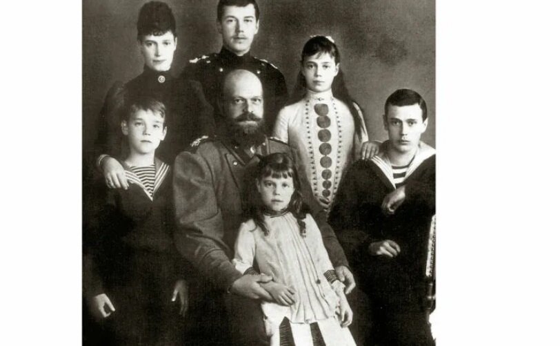 Семья Александра III. Ольга (в центре) рядом с отцом. Источник фото ruskline.ru
