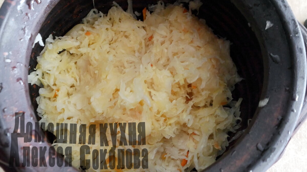 Первый слой - промытая и отжатая квашеная капуста.