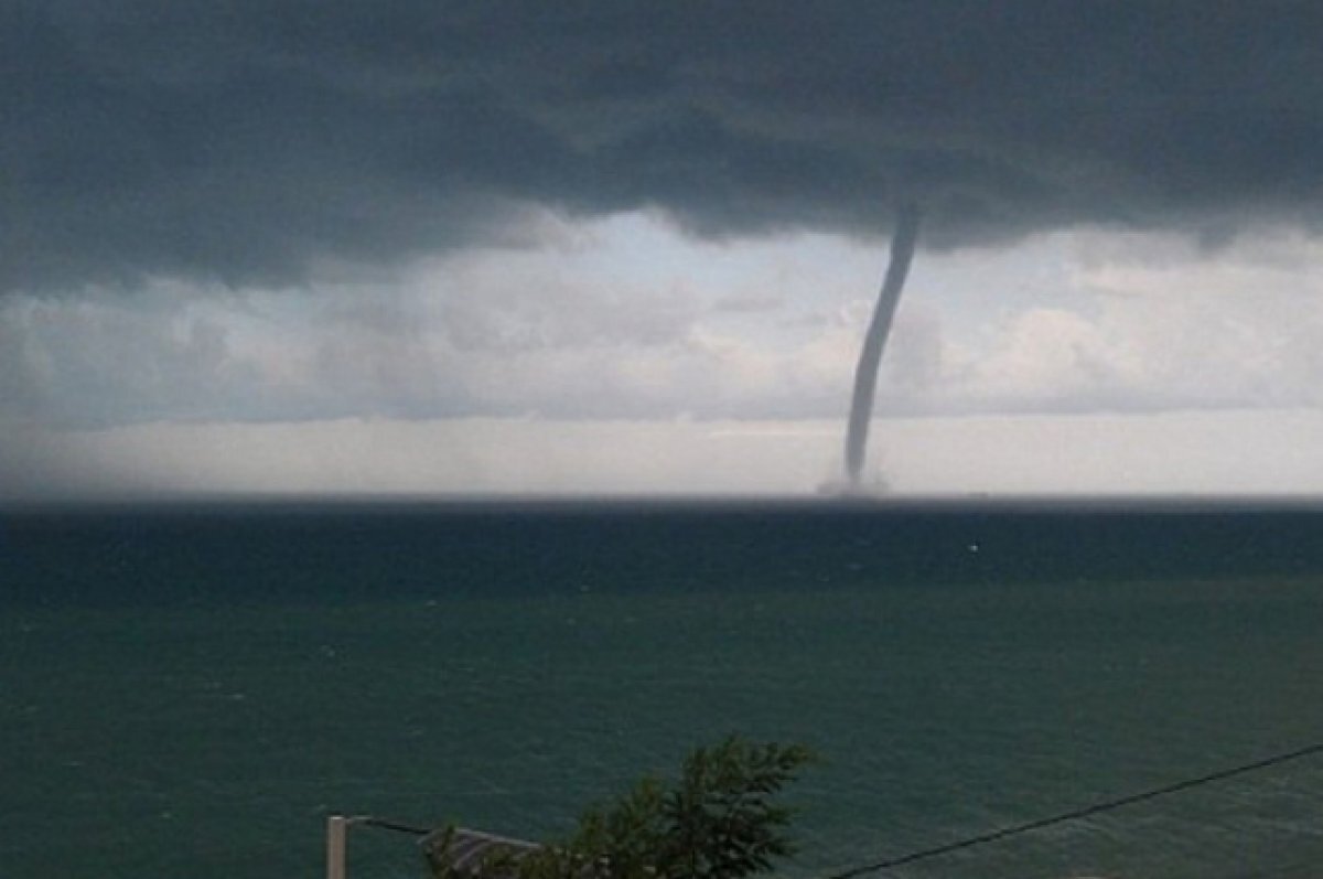    В Туапсе 11 июля сняли на видео несколько смерчей