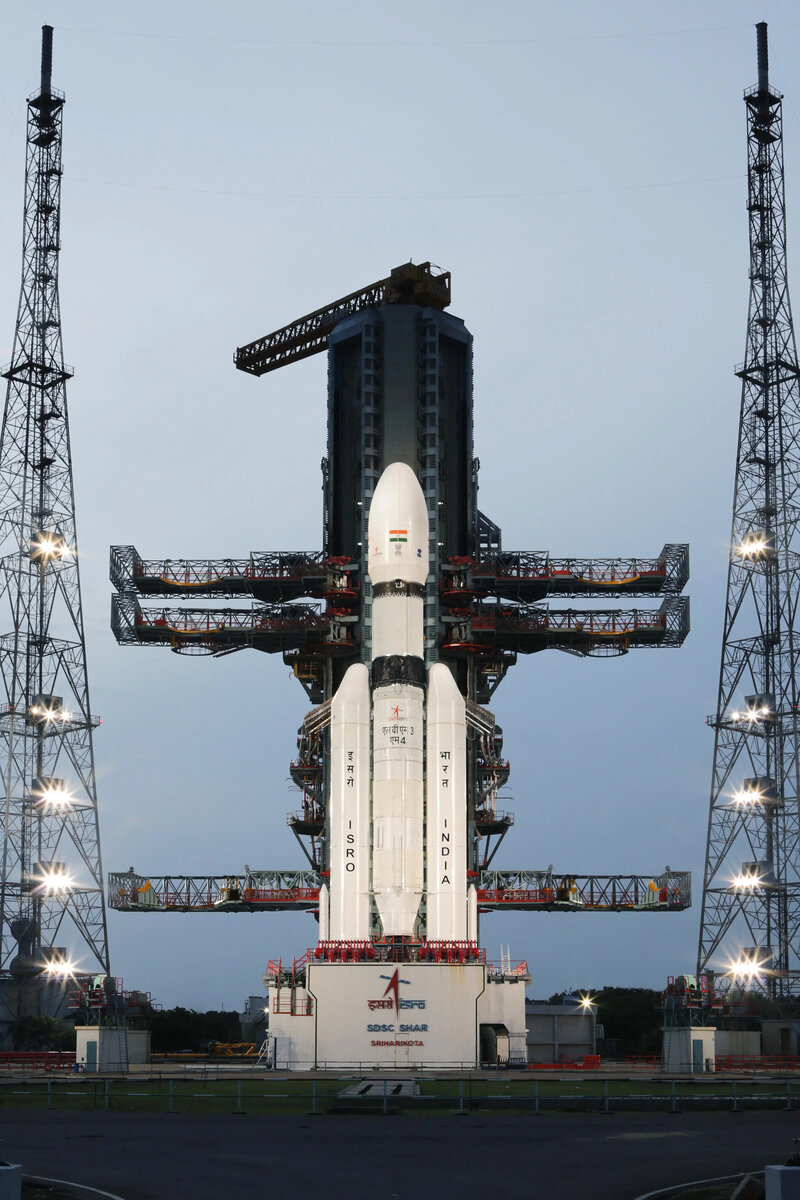 Ракета-носитель LVM-3 с «Чандраян-3» во время подготовки к запуск. Credit: ISRO.