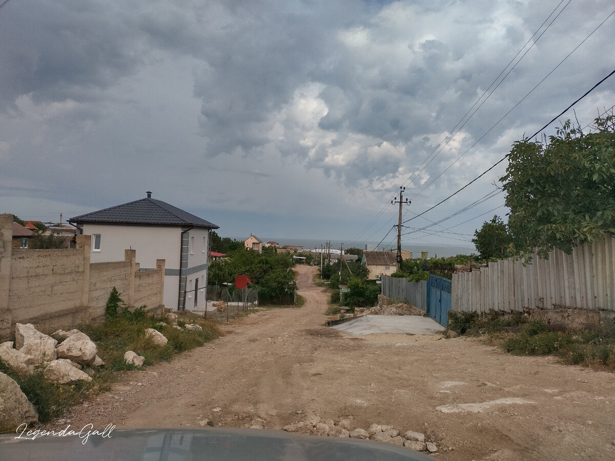 Вид с дороги на штормовое море