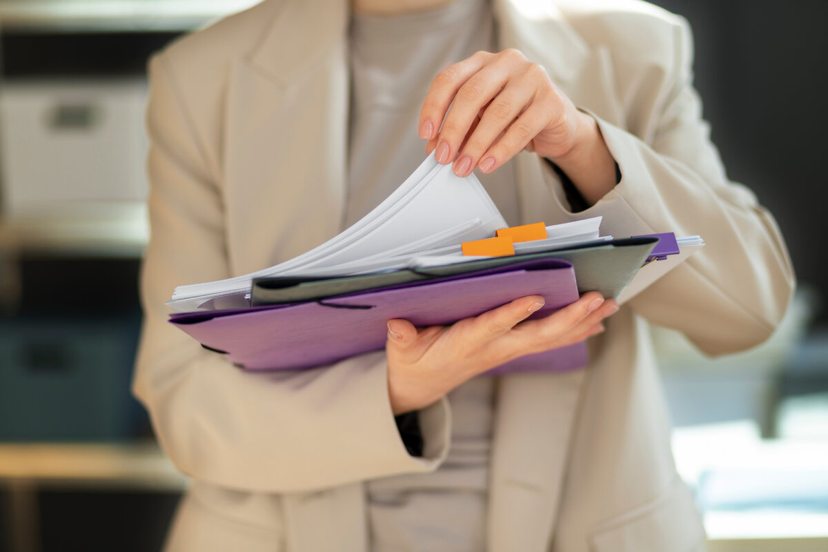 Изображение от <a href="https://ru.freepik.com/free-photo/young-adult-organizing-documents_26298151.htm#query=%D0%B4%D0%BE%D0%BA%D1%83%D0%BC%D0%B5%D0%BD%D1%82%D1%8B&position=29&from_view=search&track=sph">Freepik</a>