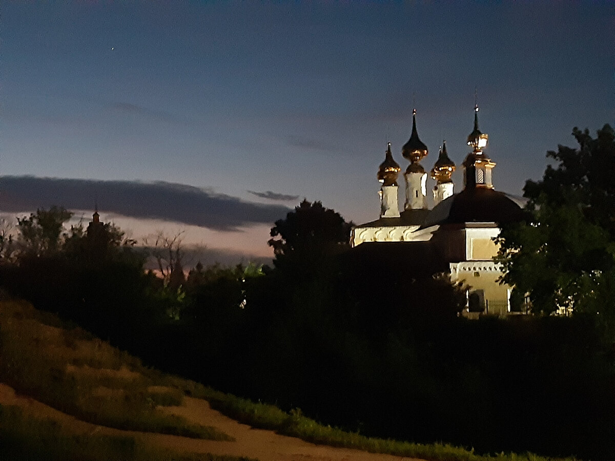 Не буду подписывать названия храмов - хочу просто передать атмосферу ночного города))