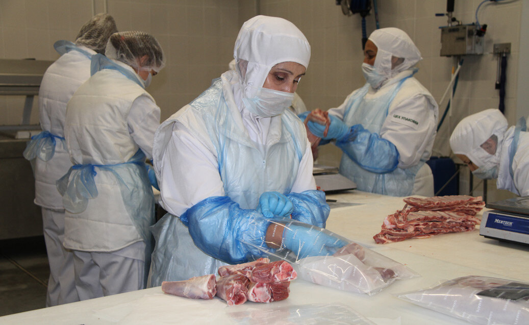 Рабочие цеха заняты на фасовке готовой продукции, которая выпускается под брендами BazarCo и «Индилайт». Фото автора.