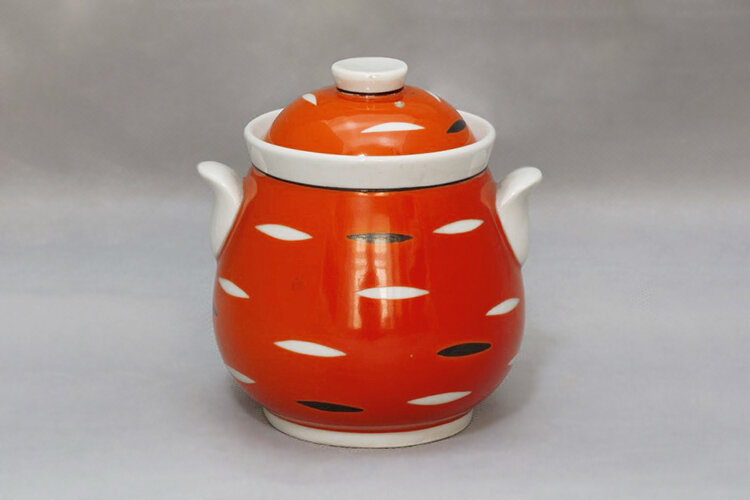 Сахарница на форме «Казачий» из сервиза «Морковка». 1962 год, фарфоро-фаянсовый завод «Чайка». Автор росписи Василий Александрович Мельник 