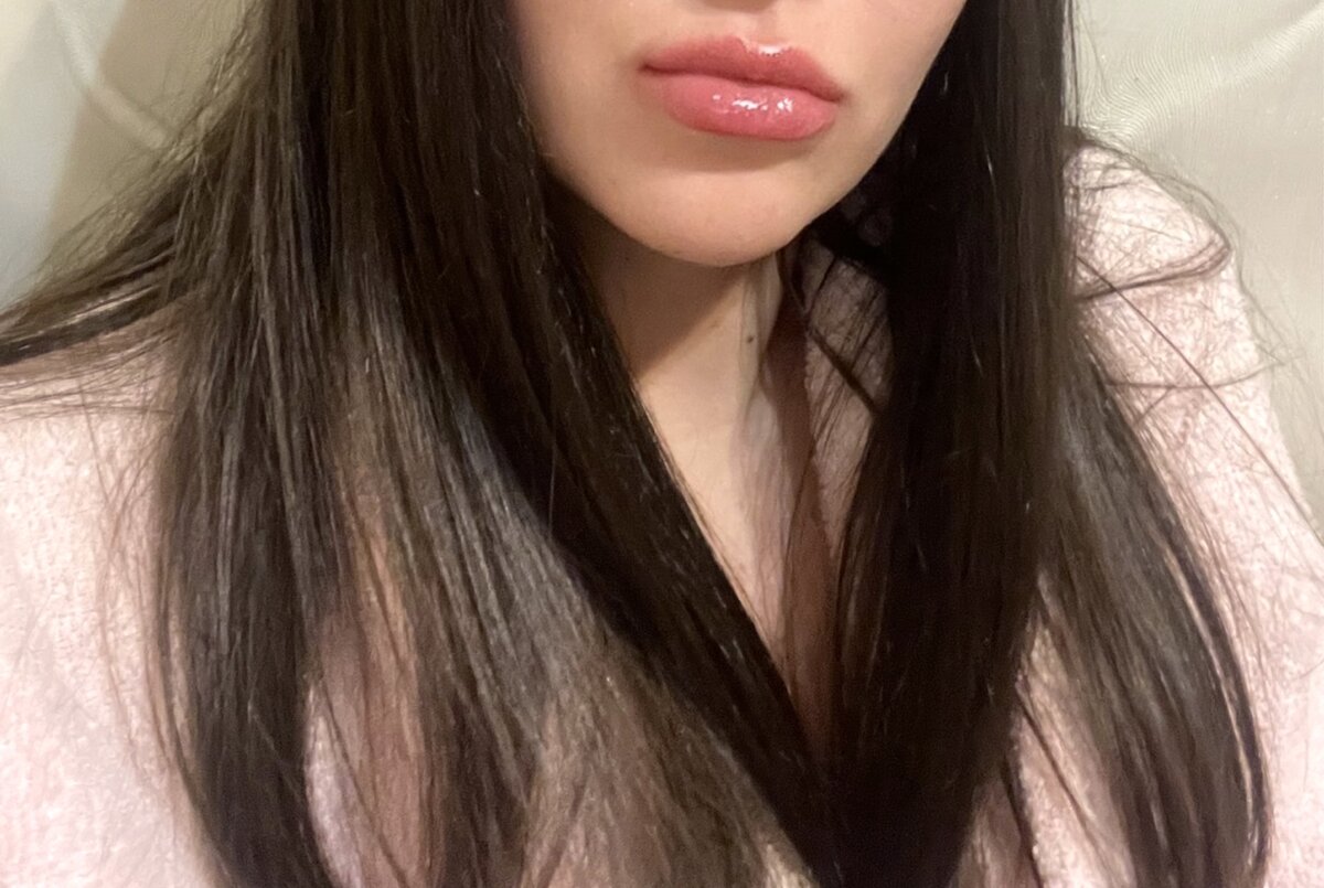 Красивый, слегка мерцающий малиновый цвет. И очень приятный запах