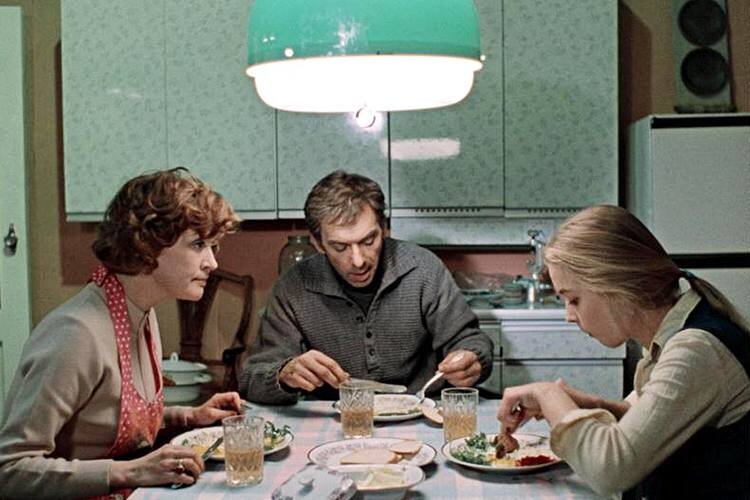 На кухнях многих россиян по сей день живут подобные гарнитуры.