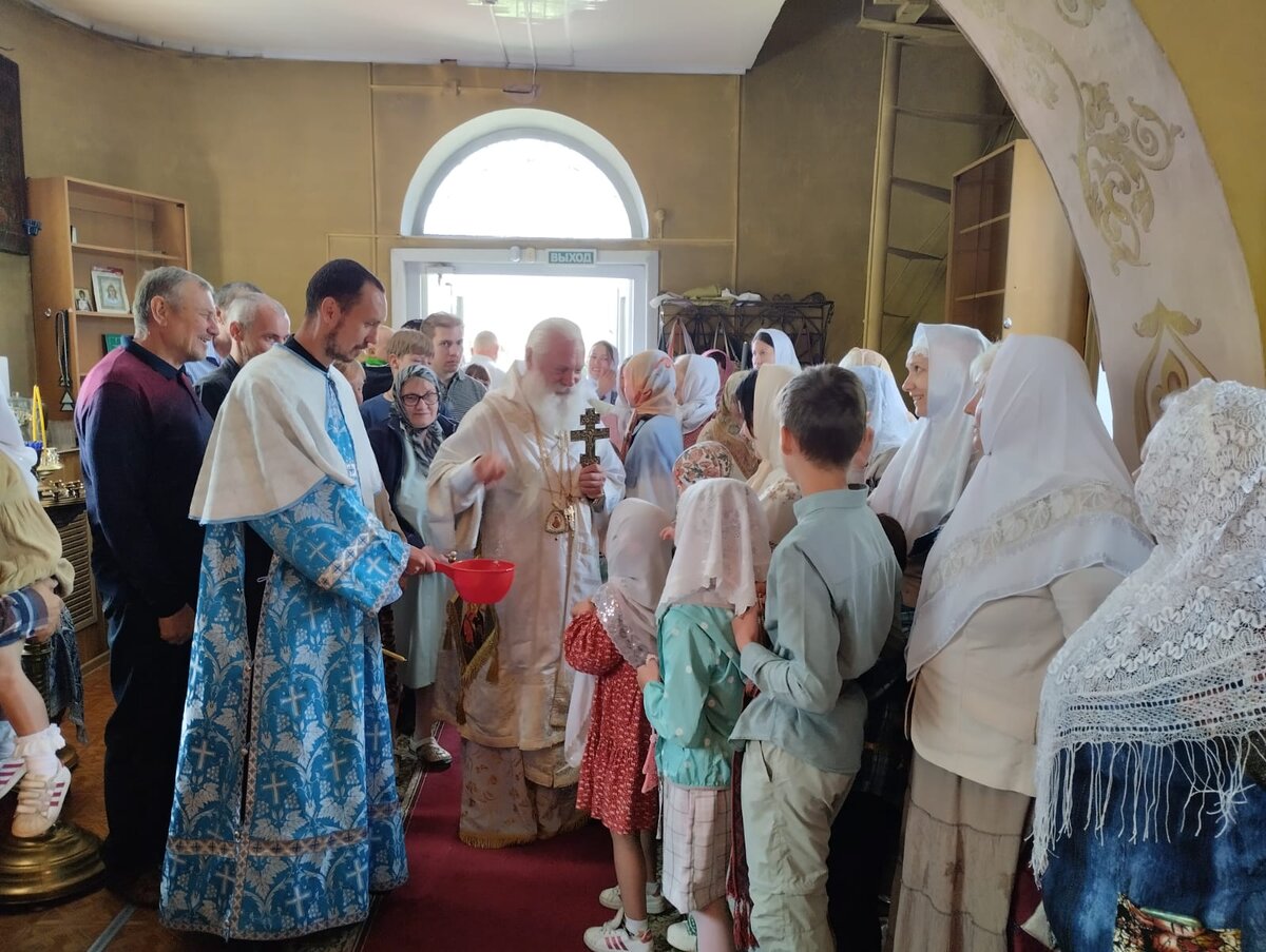 Патриарх Александр общается с прихожанами.