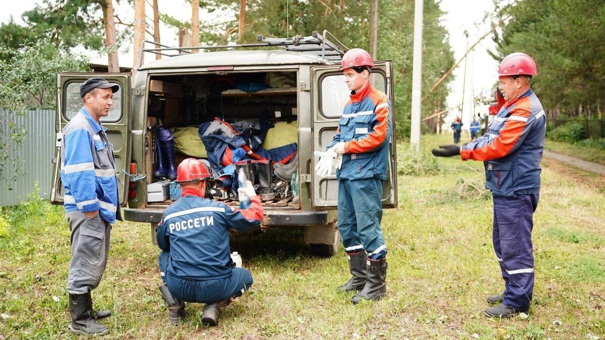 Последствия урагана в Удмуртии устраняют десятки бригад и сотни единиц  техники | udm-info.ru | Дзен