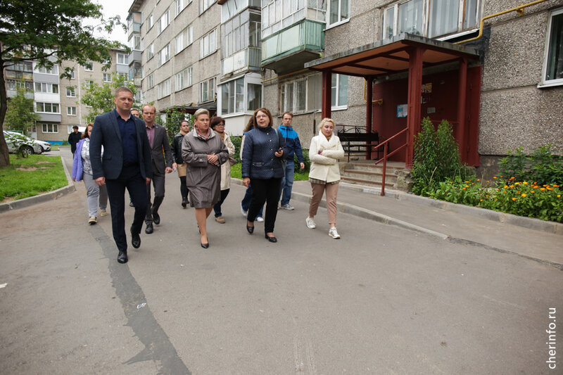    Во дворах, отремонтированных по программе "Комфортная городская среда", жители в основном недовольны трещинами на тротуарах и сломанными бордюрами.