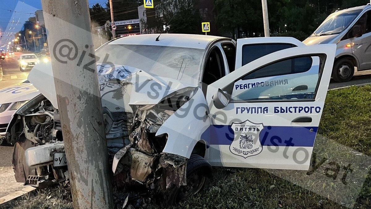     В Ижевске вечером 12 июля в столб въехал автомобиль группы быстрого реагирования охранного предприятия «Витязь». Водитель находился в состоянии алкогольного опьянения. Об этом корреспонденту Udm-info рассказали в УГИБДД МВД по Удмуртии.