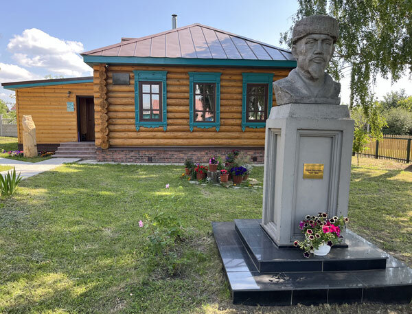 Бюст татарского просветителя выполнен народным художником Науфалем Адыловым, за памятником – музей-библиотека
