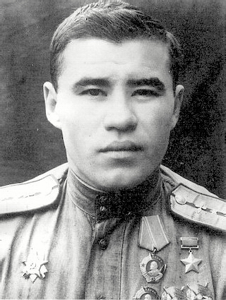 Китаев Николай Трофимович, Участник Советско-Финляндской войны 1939-1940 гг., С 9 декабря 1941 года младший лейтенант Н. Т. Китаев в действующей армии: в должности командира звена. К марту 1943 года командир эскадрильи 40-го Гвардейского истребительного авиационного полка. Указом Президиума Верховного Совета СССР от 1 мая 1943 года удостоен звания Героя Советского Союза с вручением ордена Ленина и медали "Золотая Звезда".