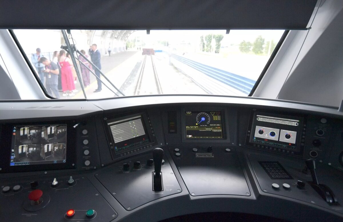 Панель управления в кабине новой «Ласточки». Фото: Павел Лисицин/РИА Новости