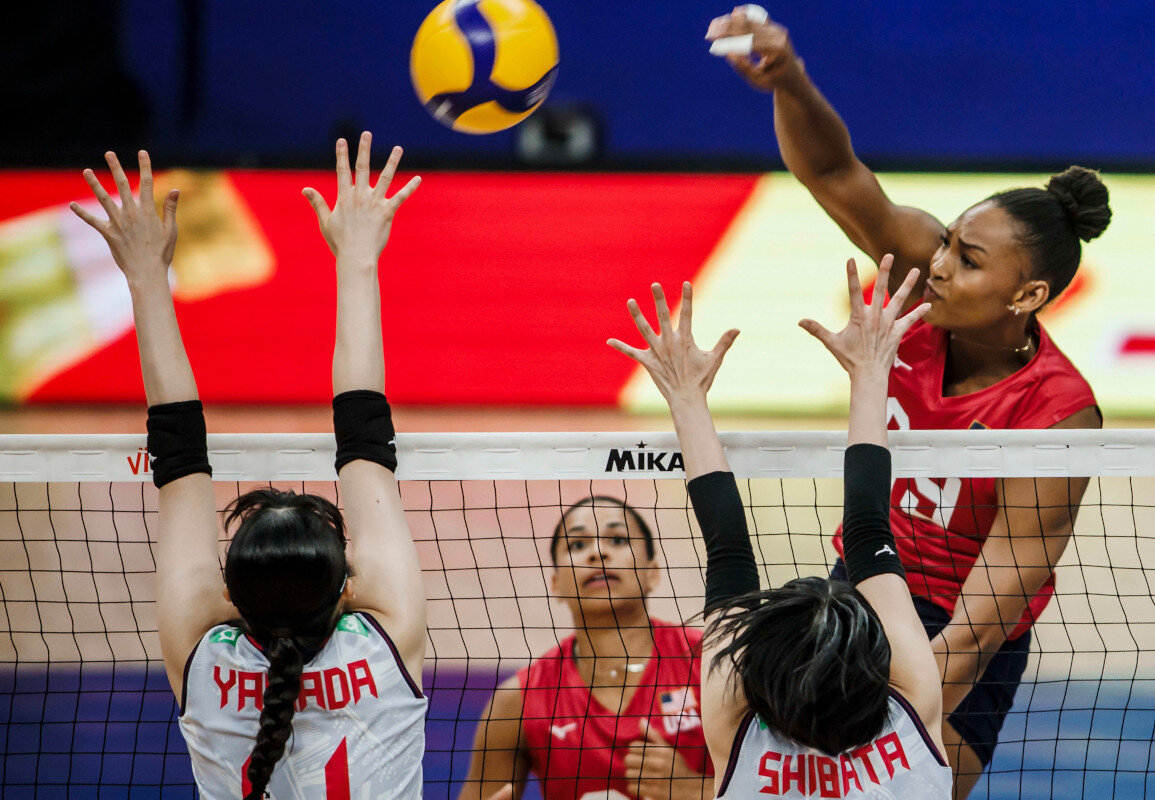 В 1/4 финала сборной США будет противостоять команда Японии. Матч предварительного этапа между ними выиграла Япония - 3:2. В атаке Халия Ланьер (№ 29), ее пытаются блокировать Нитика Ямада (№ 11) и Мика Сибата (№ 7).