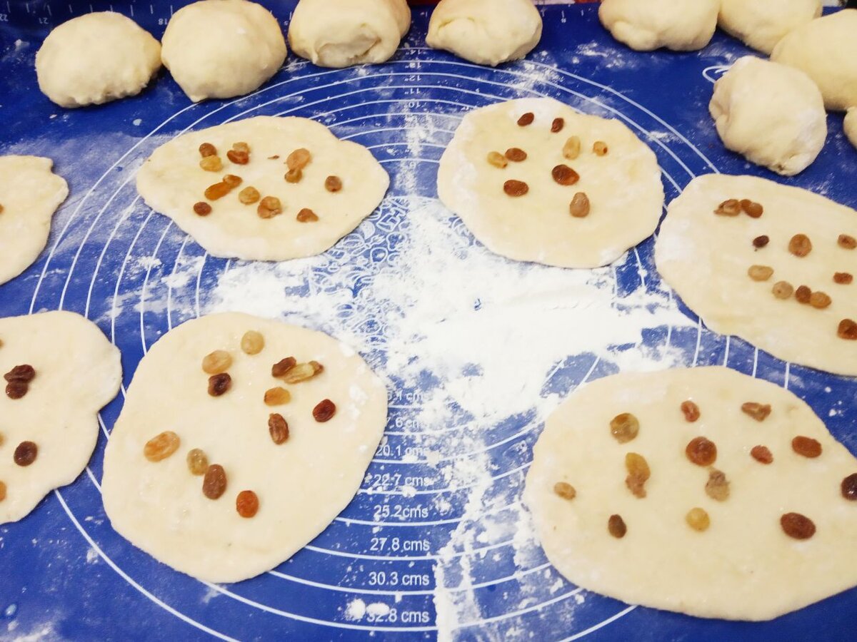 в шкафу 8 булочек из которых 2 с изюмом