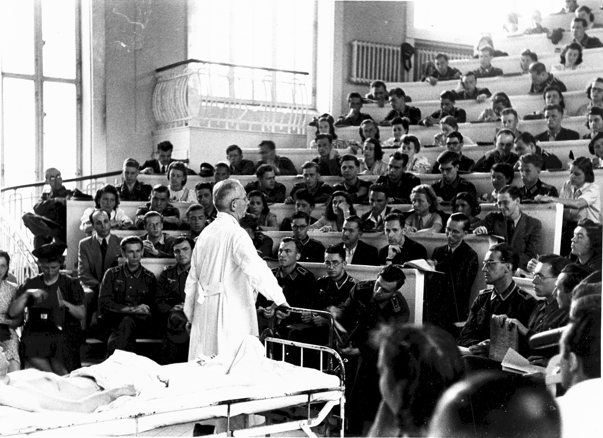 Ганс Эппингер перед студентами, одетыми в форму Вермахта. Вена, 1940-ые гг.