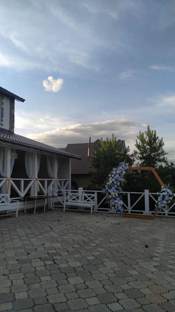Большой, красивый дом, где провели свадьбу брата