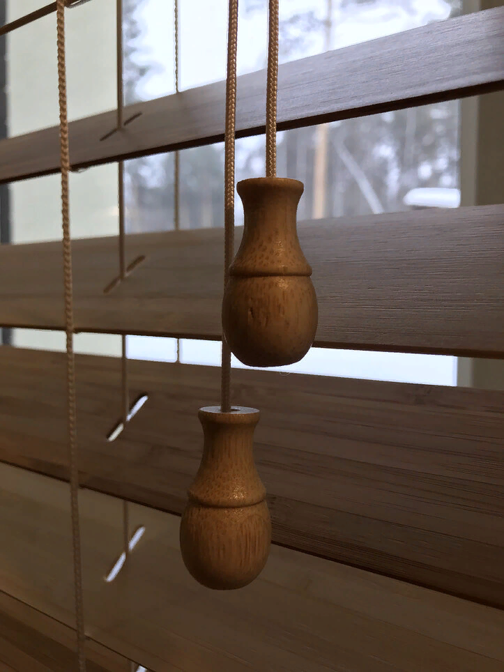 Деревянные колокольчики на веревке управления.