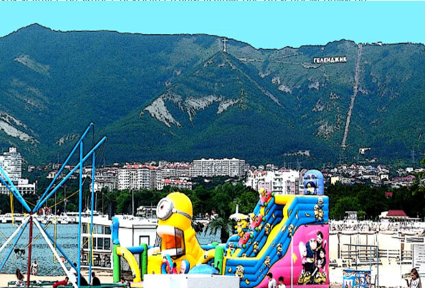 Πυραμίδα Gelendzhik και κορυφογραμμή Markhotsky.