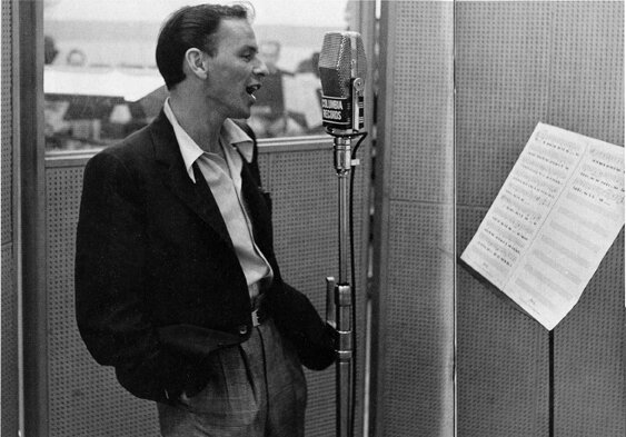 Фрэнк Синатра делает запись в студии Columbia в 1943-м году