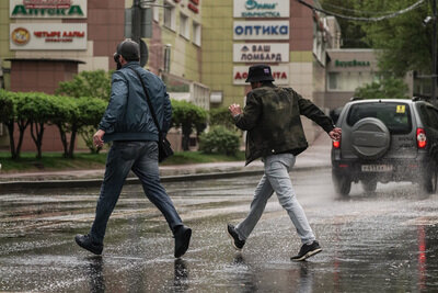    люди переходят дорогу летом ©Пелагия Тихонова РИАМО