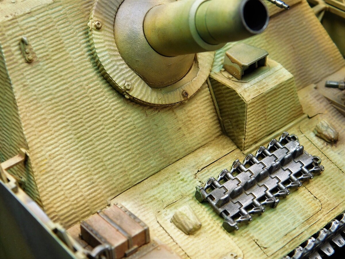 Фото с сайта https://reviews.ipmsusa.org/review/zimmerit-coating-sheet-brummbar-late-production