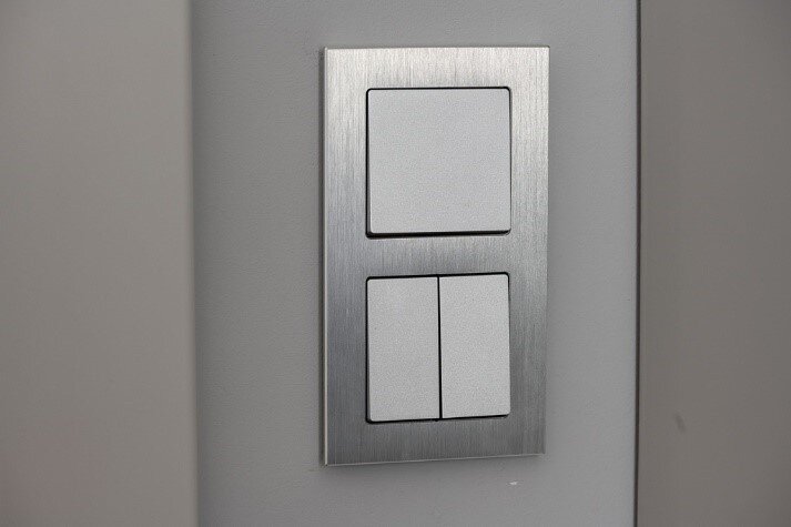 Розетки и выключатели BRITE IEK в светлой спальне