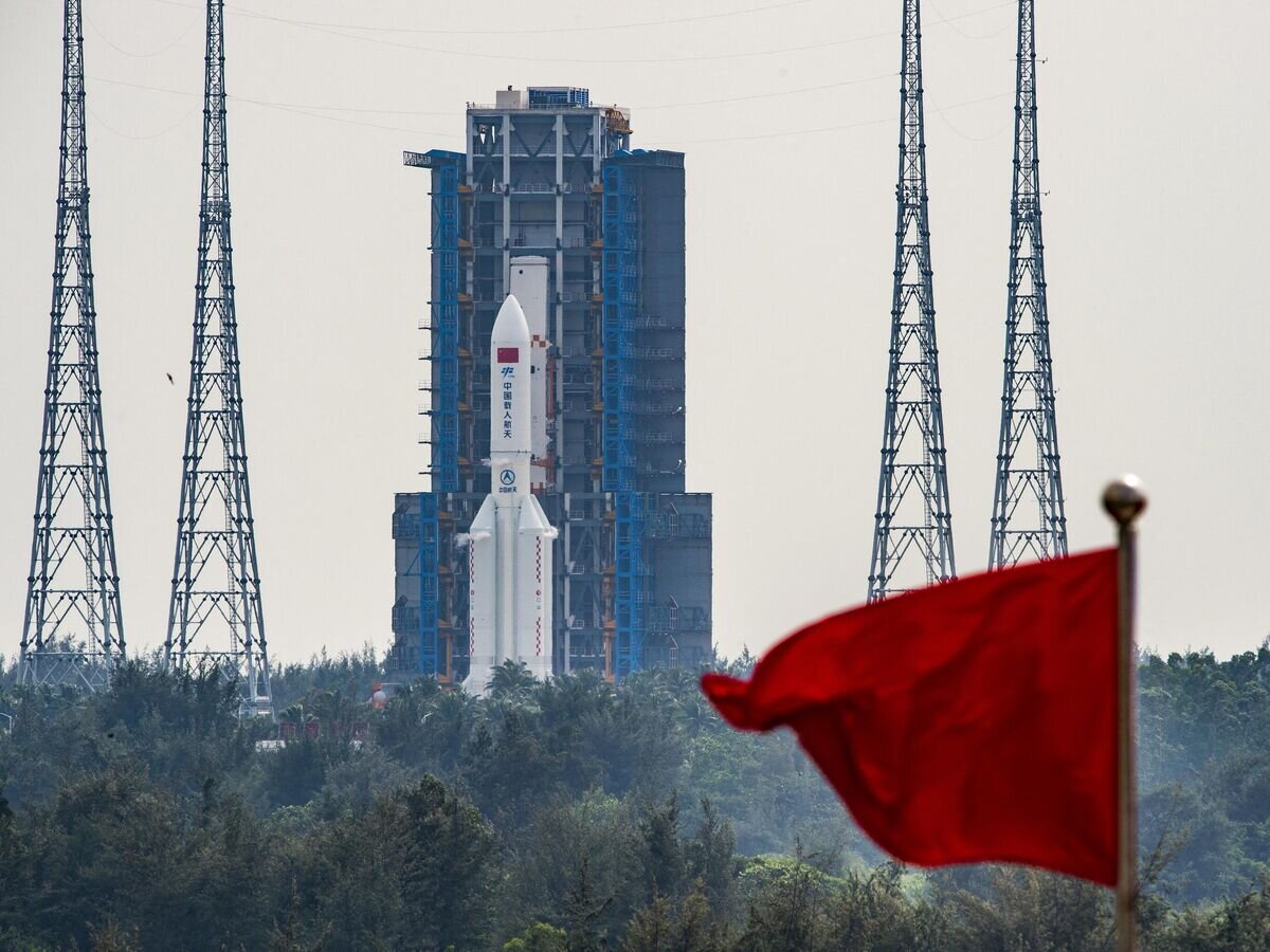    Ракета Long March 5B перед запуском на космодроме Вэньчан© AP Photo / CNS