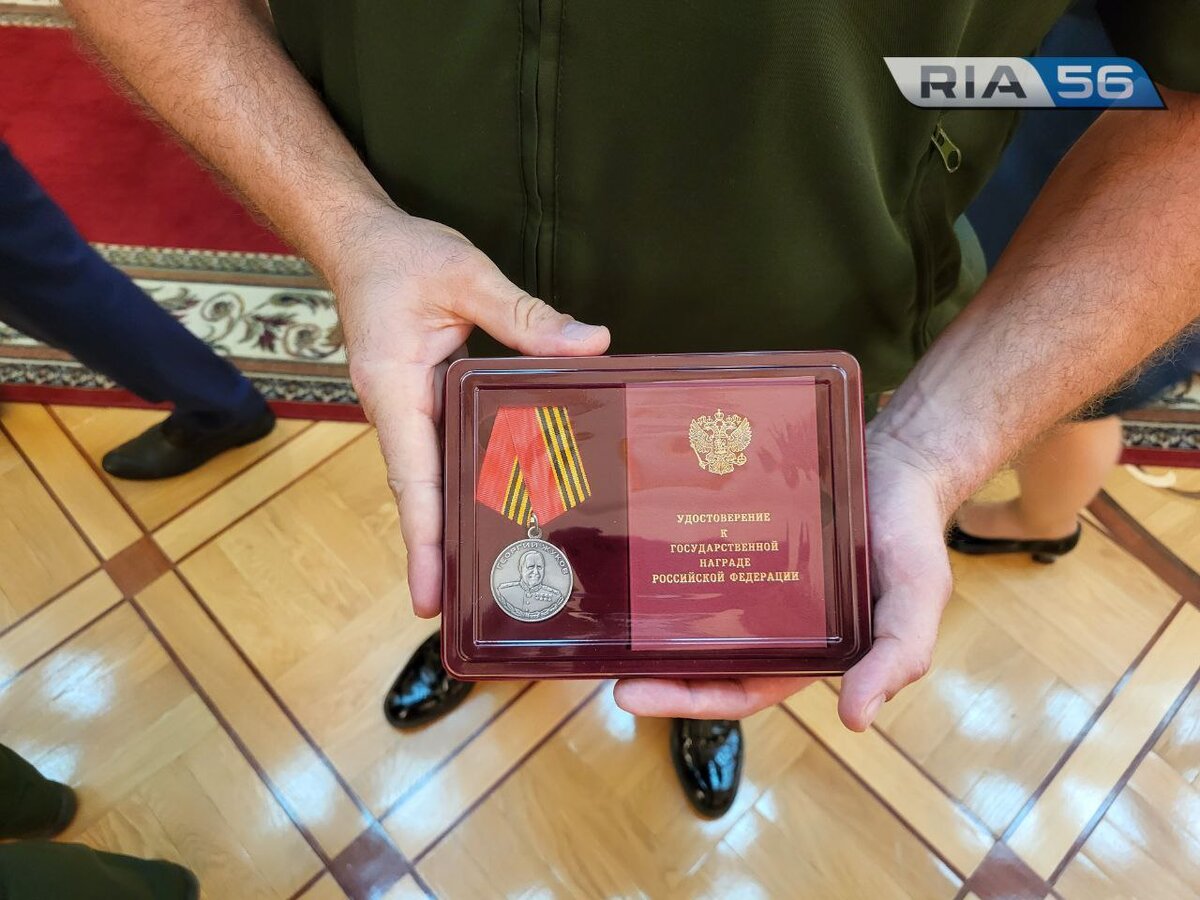  📷    В Оренбурге Денис Паслер вручил государственные и ведомственные награды участникам СВО Андрей Севостьянов