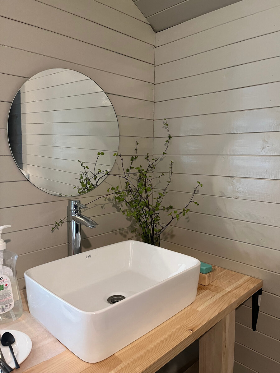 Здесь около раковины будет стоять корзинка :)