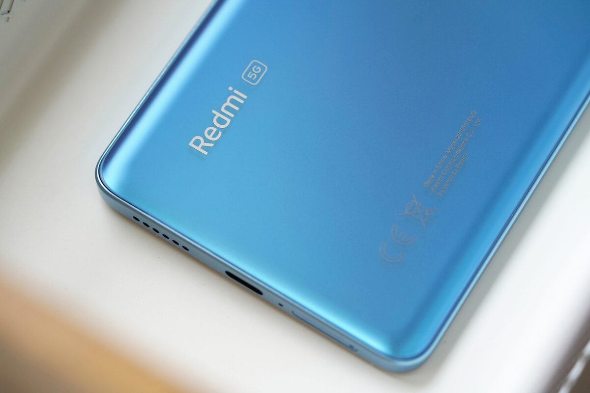 Логотип Redmi на задней панели смартфона